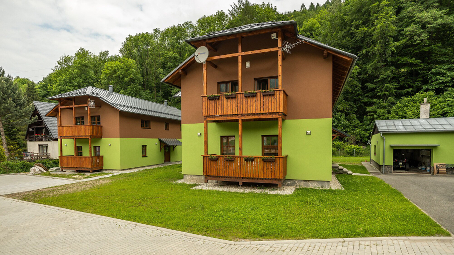 Exterior & Views