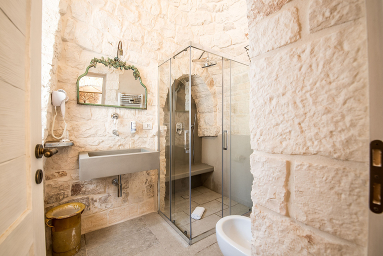 Bathroom 5, Trulli Holiday Albergo Diffuso, Bari