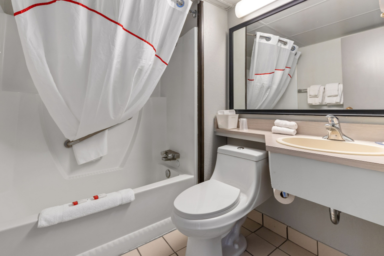 Bathroom 4, Emerald Hotel & Suites, Division No. 6