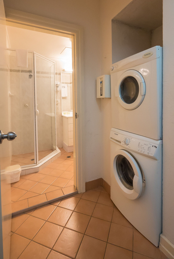 Bathroom 5, Hampton Court Apartments, Clayfield