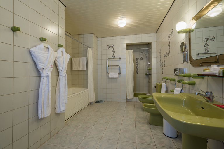 Bathroom 4, President-Hotel, Central