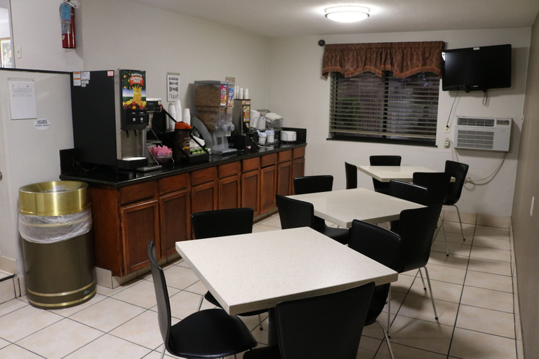 Food & Drinks 5, Super 8 by Wyndham San Antonio/I-35 North, Bexar