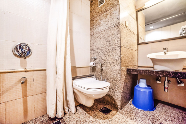Bathroom 4, FabHotel Gandharva Shivajinagar, Pune