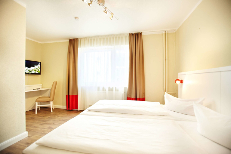 Bedroom 3, Hotel Ostseehalle Kiel by Premiere Classe, Kiel