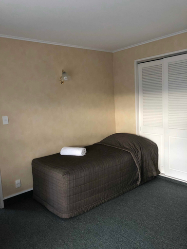 Bedroom 2, Monarch Motel, Invercargill
