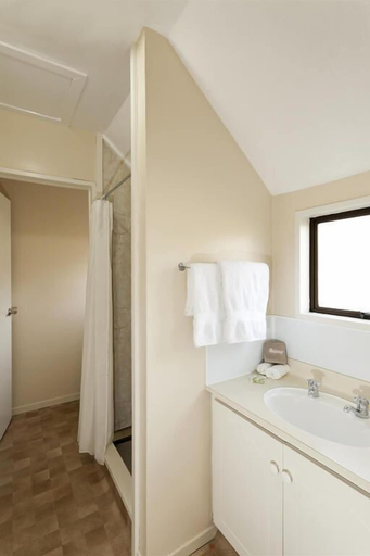 Bathroom 3, Merivale Court Motel, Christchurch
