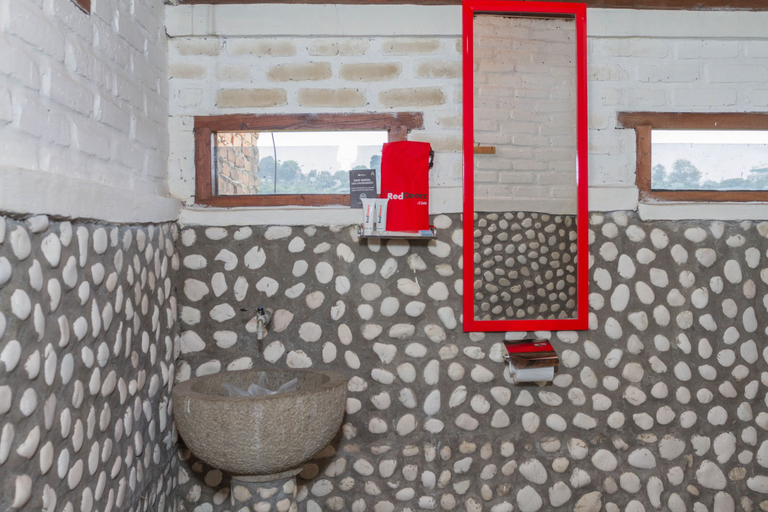 Bathroom 3, RedDoorz near Kampung Gajah 2, Bandung