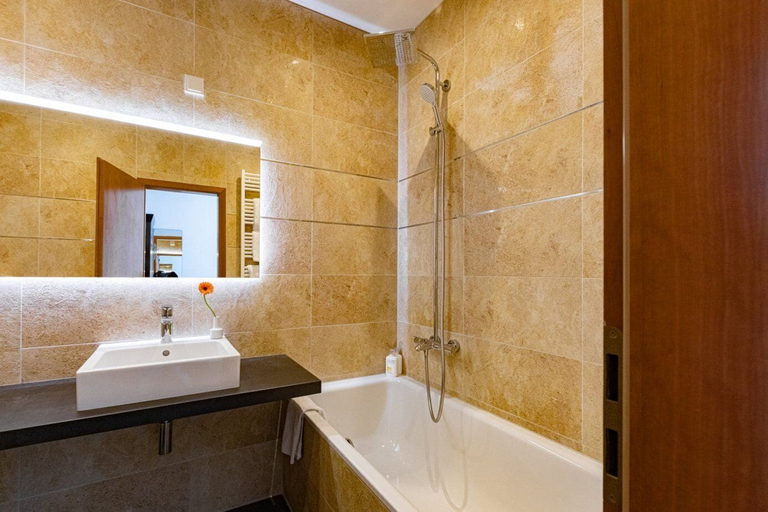 Bathroom 5, Hotel Rheinischer Hof, Main-Taunus-Kreis