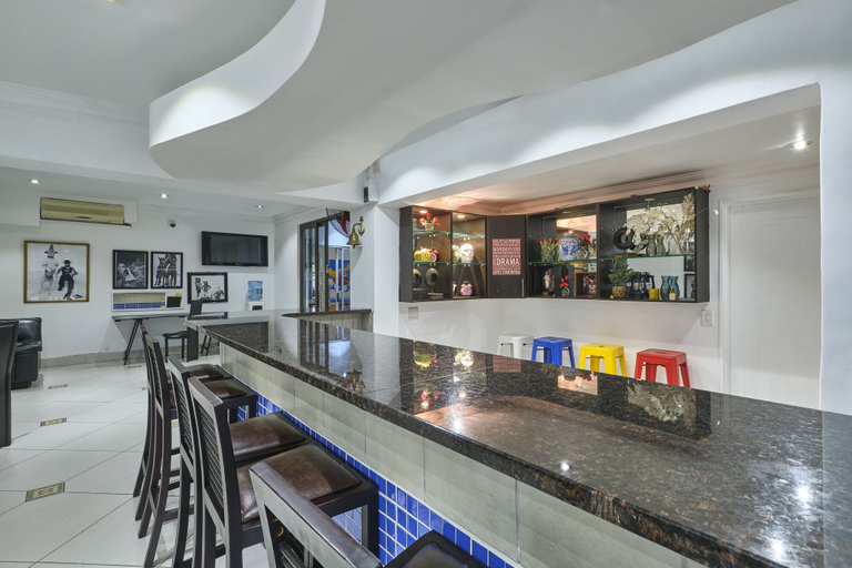 Food & Drinks 5, Inn & Out Sandton Park, City of Johannesburg