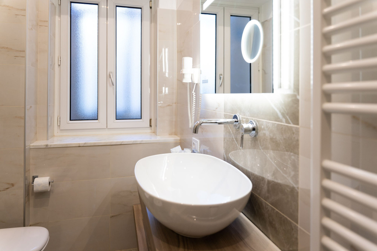 Bathroom 5, Hotel Victoria, Cuneo