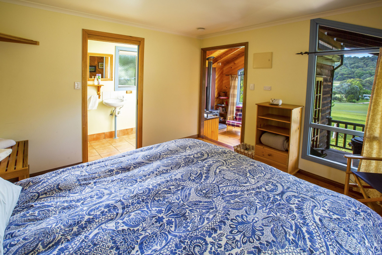 Bedroom 2, Wisteria Cottage and Cabins, Stanthorpe
