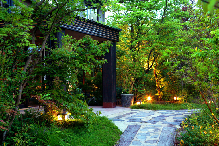 Exterior & Views
