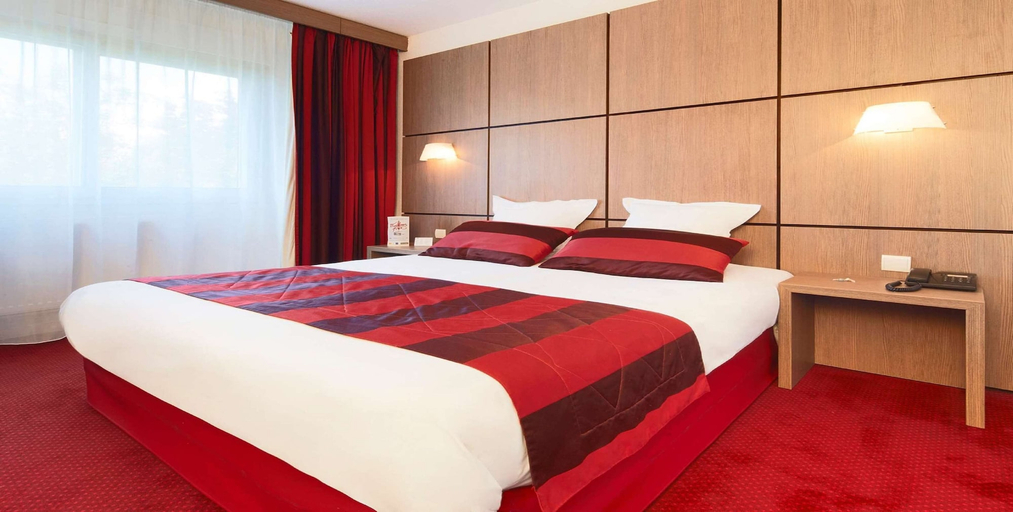 Bedroom 3, Kyriad Grenoble Centre, Isère