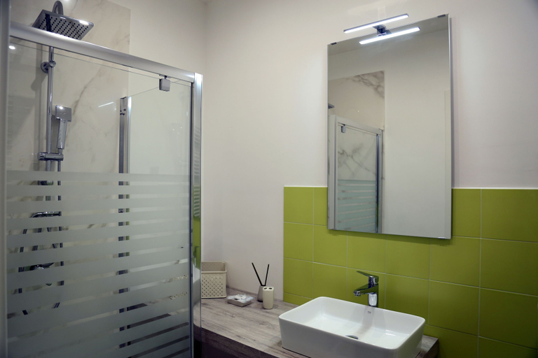 Bathroom 5, Garibaldi Rooms, Napoli