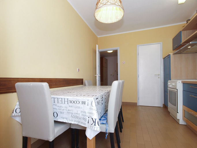 Others 4, Apartment 1922, Pula
