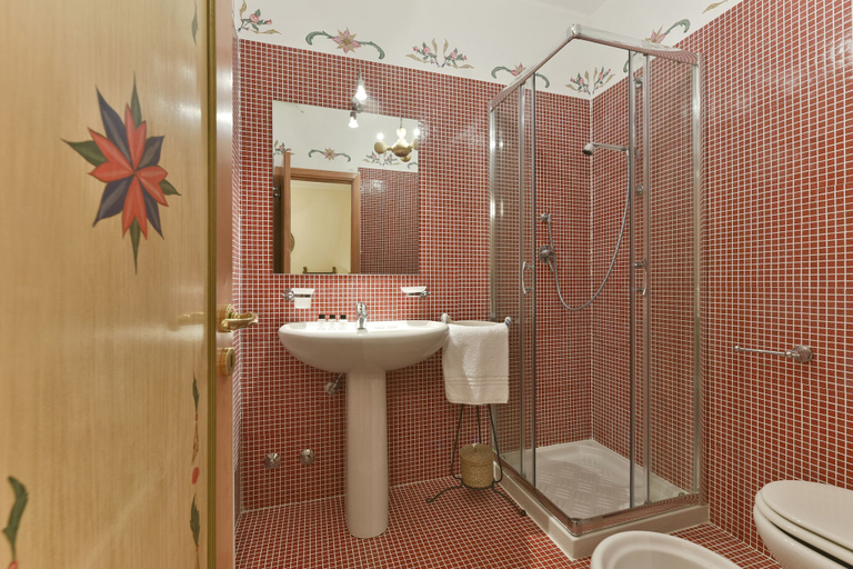 Bathroom 4, La Boheme, Messina