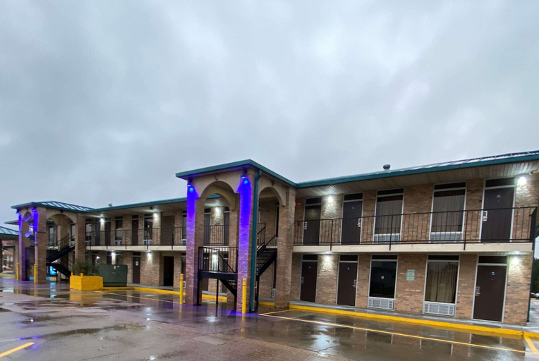 Exterior & Views 2, Days Inn by Wyndham Forest, Scott