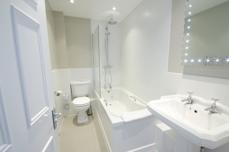 Bathroom 4, Hatton Court, Gloucestershire