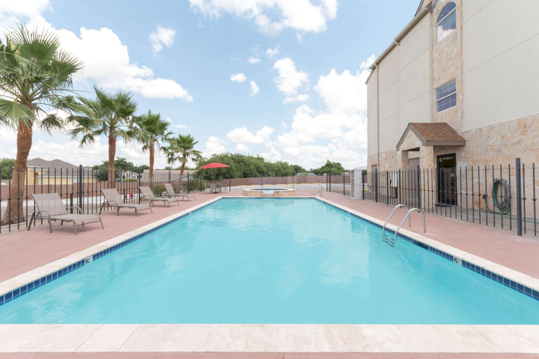 Sport & Beauty 1, Microtel Inn and Suites Eagle Pass, Maverick