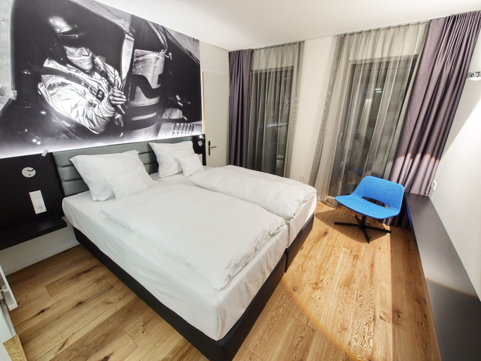 Bedroom 2, V8 Hotel Motorworld Region Stuttgart, BW Premier Collection, Böblingen