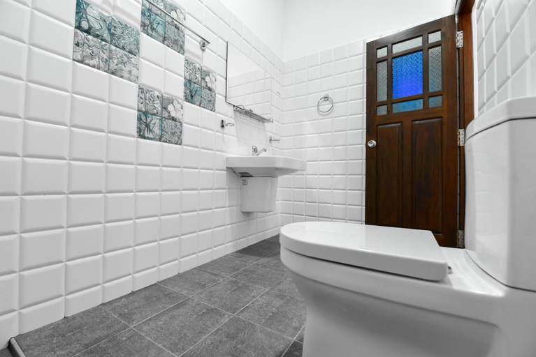 Bathroom 4, Sea Yo Villa, Hikkaduwa