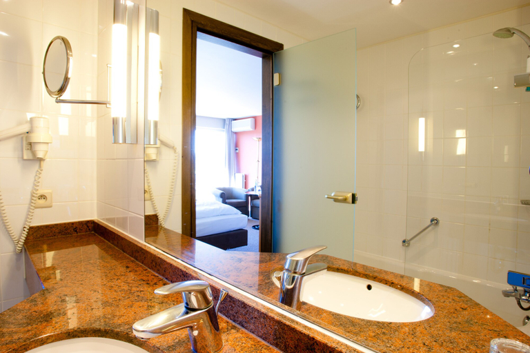 Bathroom 5, Silva Hotel Spa - Balmoral, Liège
