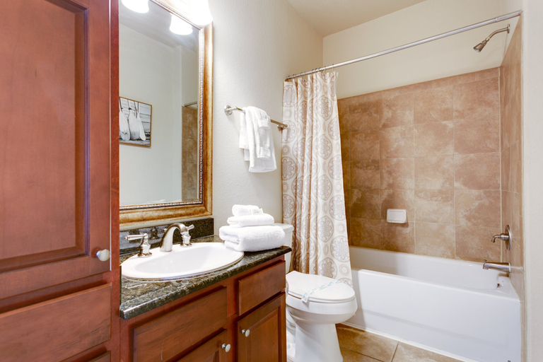 Bathroom 4, 3 Bed 3 Bath Pool View High End Corner Condo, Polk
