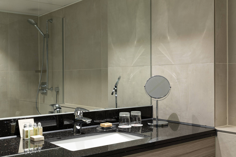 Bathroom 5, Amsterdam Marriott Hotel, Amsterdam
