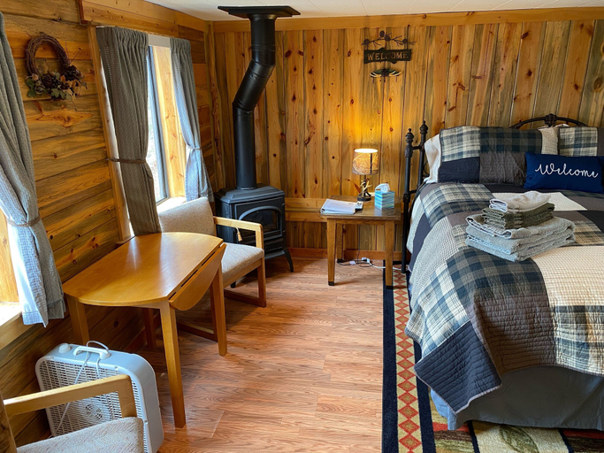 Bedroom 2, Marr's Mountain Cabins, Larimer