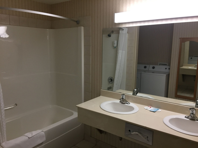 Bathroom 4, Super 8 by Wyndham Fort Nelson BC, Northern Rockies
