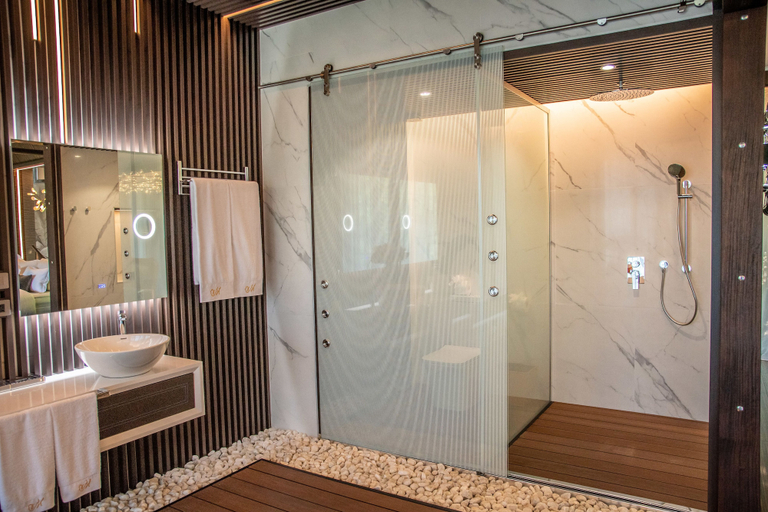 Bathroom 5, Makanda by the Sea, Aguirre
