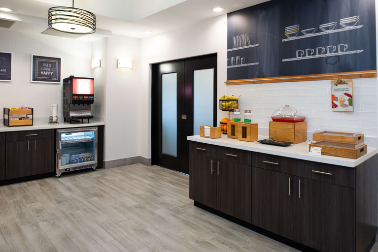 Food & Drinks 5, Hampton Inn Kansas City Northeast, Kansas City