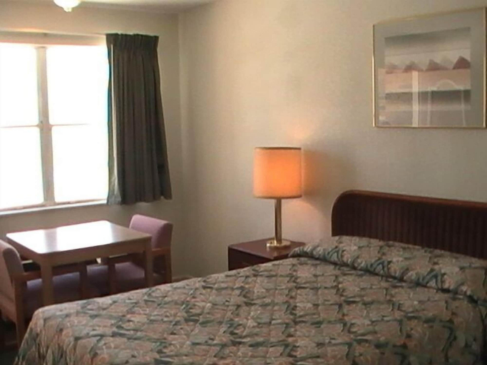 Bedroom 3, Hometown Inn Galion, Crawford