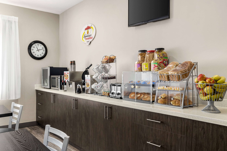 Food & Drinks 5, Super 8 By Wyndham Sarnia, Lambton