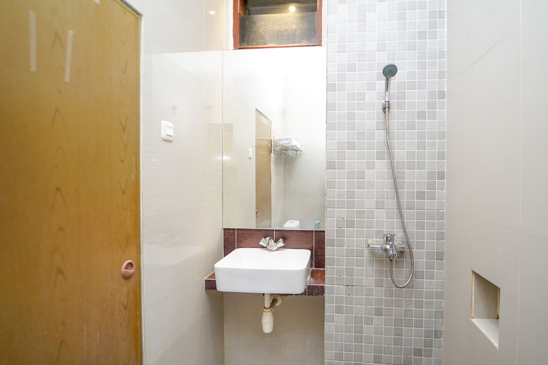 Bathroom 3, OYO 231 Hotel Andita Syariah, Surabaya