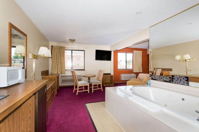 Bathroom 5, Super 8 by Wyndham Chadron NE, Dawes