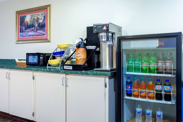 Food & Drinks 5, Travelodge by Wyndham Richmond IN, Wayne