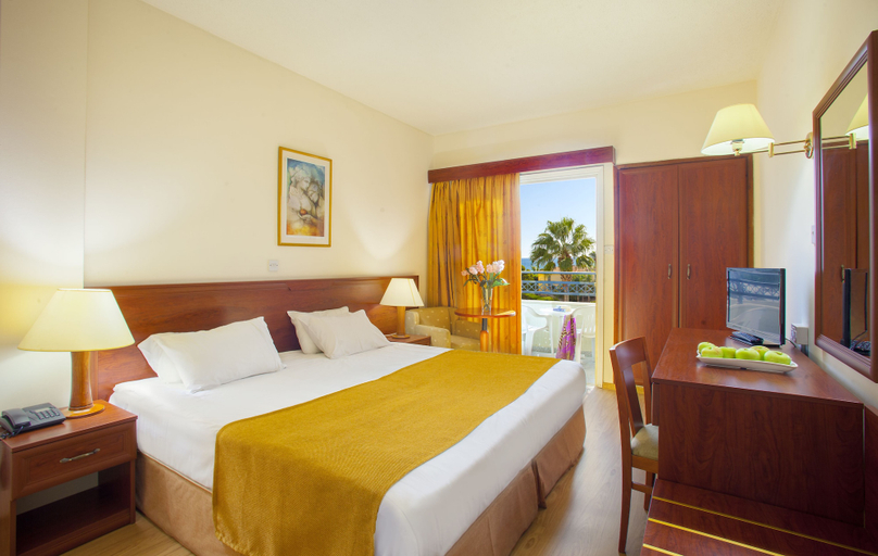 Bedroom 4, Kapetanios Limassol Hotel