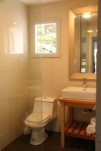 Bathroom 3, Estancia Bahía Esperanza, Última Esperanza
