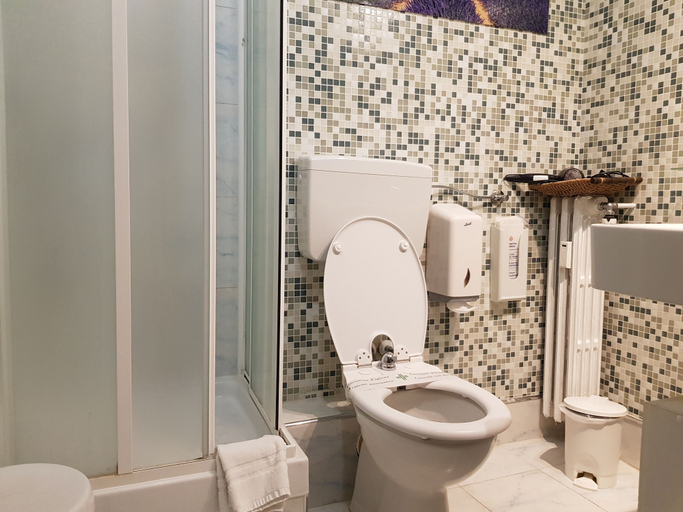 Bathroom 5, Cittadella, Verona