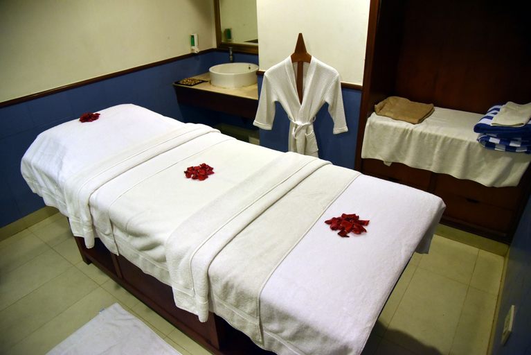 Bedroom 5, Radisson Hotel Varanasi, Varanasi
