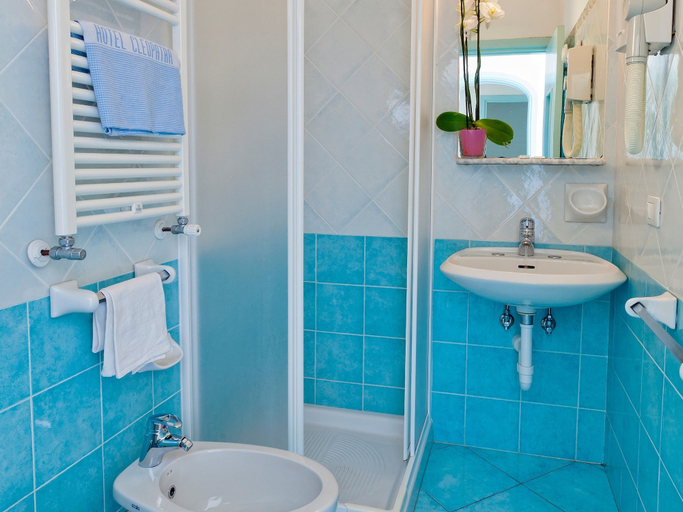 Bathroom 5, Hotel Cleopatra, Napoli