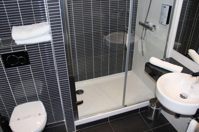 Bathroom 4, Hôtel Kyriad Saint Quentin en Yvelines - Montigny, Yvelines