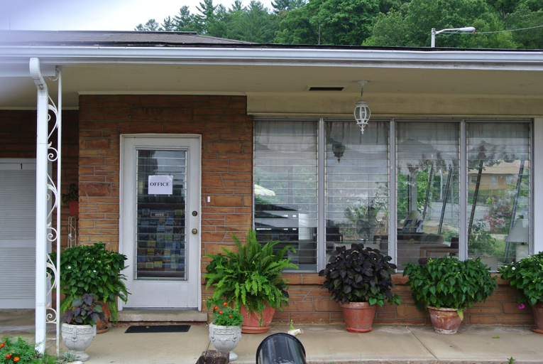 Exterior & Views 2, RoseWood Inn, Swain