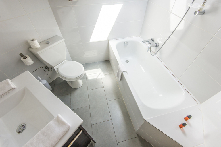 Bathroom 5, Amiraute, Alpes-Maritimes
