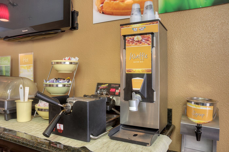Food & Drinks 5, Quality Inn & Suites Tulare, Tulare