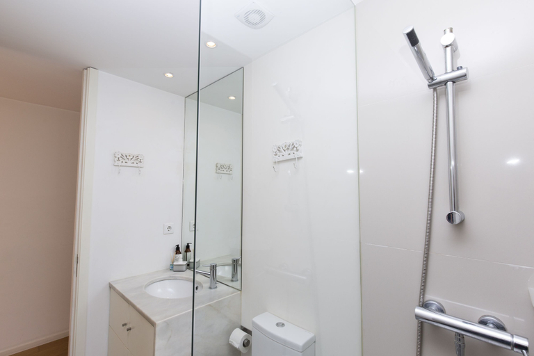 Bathroom 3, Historical Center - Taipas Apartments, Porto