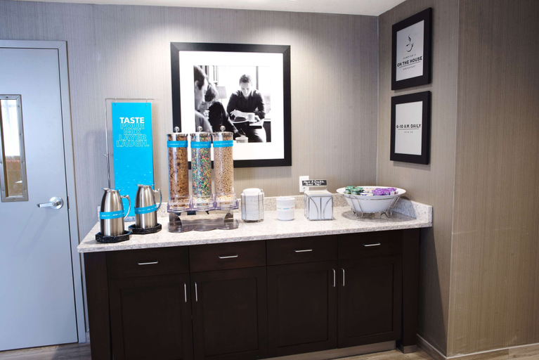 Food & Drinks 4, Hampton Inn & Suites Des Moines/Urbandale, Polk