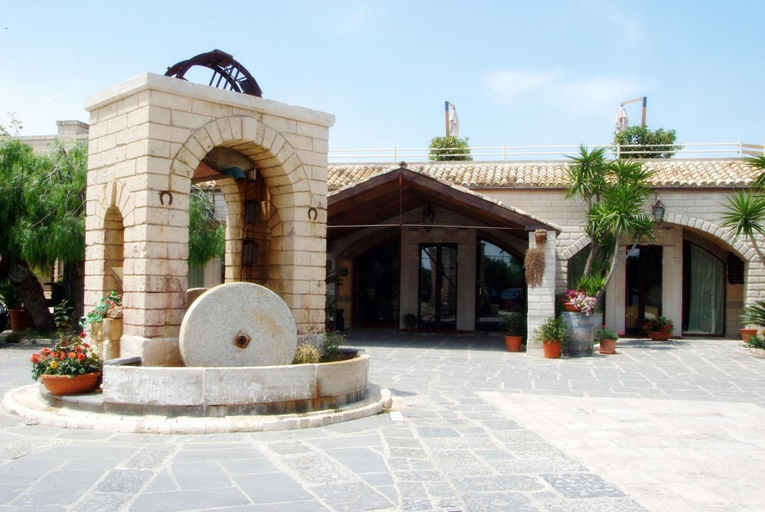 Exterior & Views 2, UNAHOTELS Regina Bari, Bari