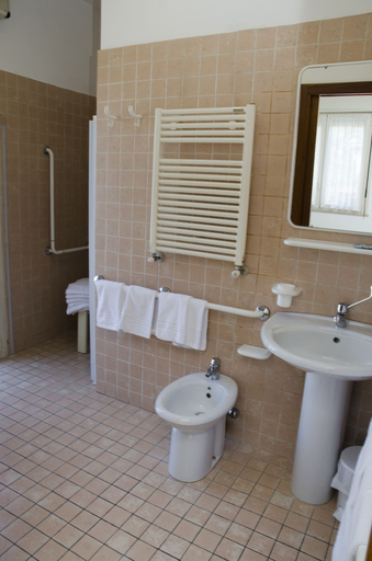 Bathroom 4, Albergo Bar Cenni, Ravenna